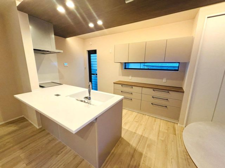 �ޗǌ���a�S�R�s��� �̐V�z��ˌ��ẴL�b�`��